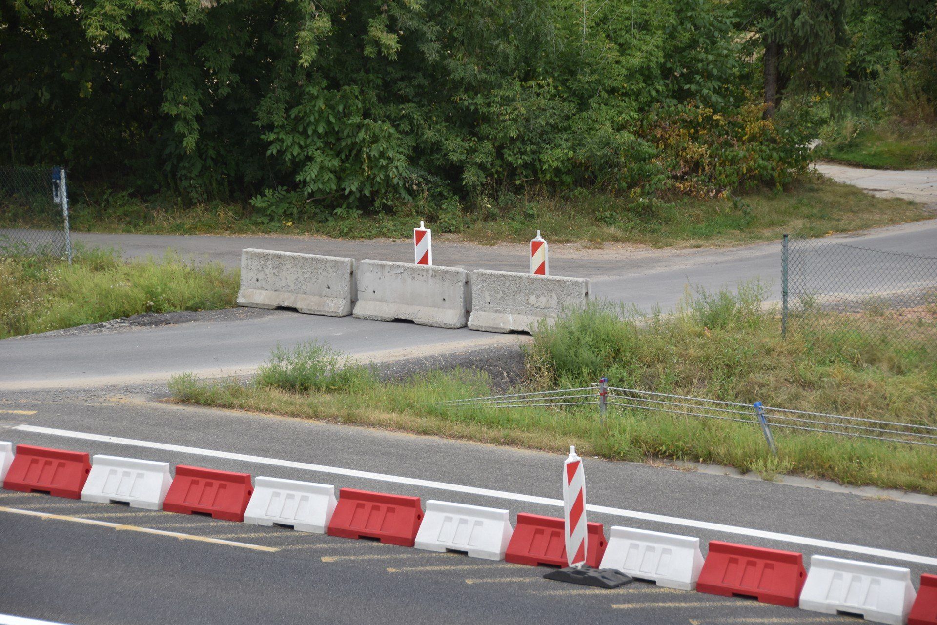 Tymczasowy wjazd z al. Tarnowskich na południową obwodnicę Tarnowa blokują ustawione zapory, pod które wciąż podjeżdża i zawraca wielu kierowców