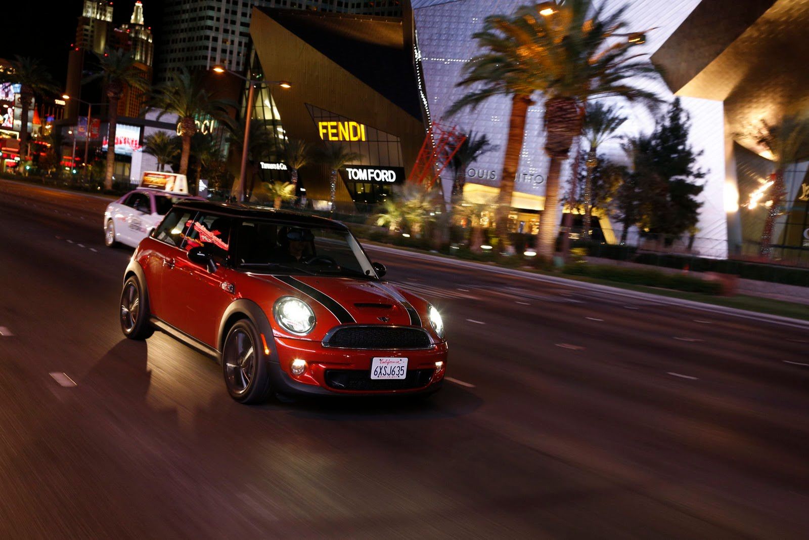 Galeria Mini jako celebracja sprzedaży półmilionowego egzemplarza w USA 222