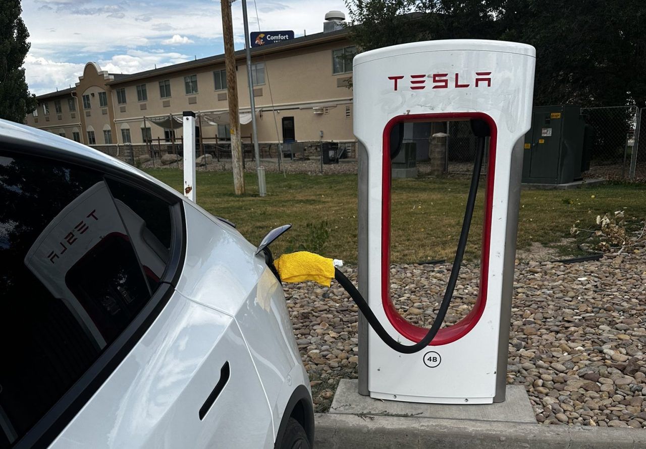 Popularna sztuczka polega na owinięciu uchwytu ładowarki Supercharger wilgotnym ręcznikiem