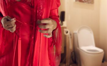 Wstajesz co noc do WC? Urolog mówi, czego to objaw