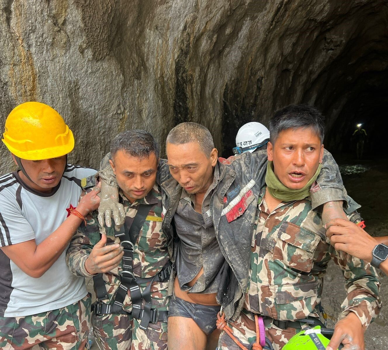 Ratunkowy cud w Nepalu: chiński pracownik wydobyty z zalanego tunelu