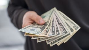 Zarabiają krocie, a kupują w dyskontach. Nowy trend w USA