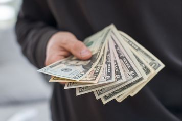 Zarabiają krocie, a kupują w dyskontach. Nowy trend w USA