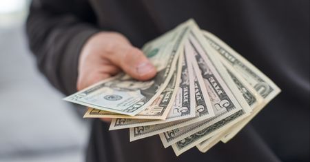 Zarabiają krocie, a kupują w dyskontach. Nowy trend w USA