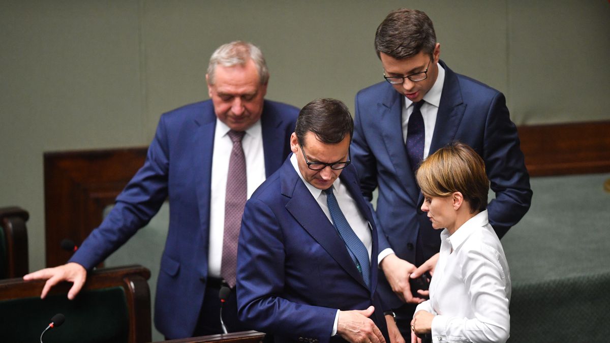 Warszawa, 14.09.2022. Premier Mateusz Morawiecki (C), rzecznik rządu Piotr Mueller (P-tył), wicepremier, minister rolnictwa i rozwoju wsi Henryk Kowalczyk (L) i posłanka PiS Jadwiga Emilewicz (P-przód) na sali plenarnej podczas posiedzenia Sejmu w Warszawie, 14 bm. Niższa Izba Parlamentu zajmuje się m.in. przepisami zakładającymi wydłużenie obowiązywania tarczy antyinflacyjnej, projektem uchwały PiS w sprawie reparacji wojennych, senackimi poprawkami do ustawy o wsparciu odbiorców ciepła, oraz senackimi poprawkami do ustawy o szczególnym wsparciu podmiotów poszkodowanych w związku z sytuacją ekologiczną na rzece Odrze. (aldg) PAP/Radek Pietruszka