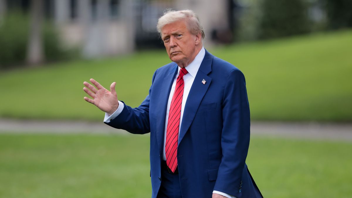 WASHINGTON, DC - JUNE 20: U.S. President Donald Trump walks out of the Oval Office before boarding Marine One on the South Lawn of the White House on June 20, 2025 in Washington, DC. Trump is traveling to Bedminster, New Jersey. (Photo by Kayla Bartkowski/Getty Images)