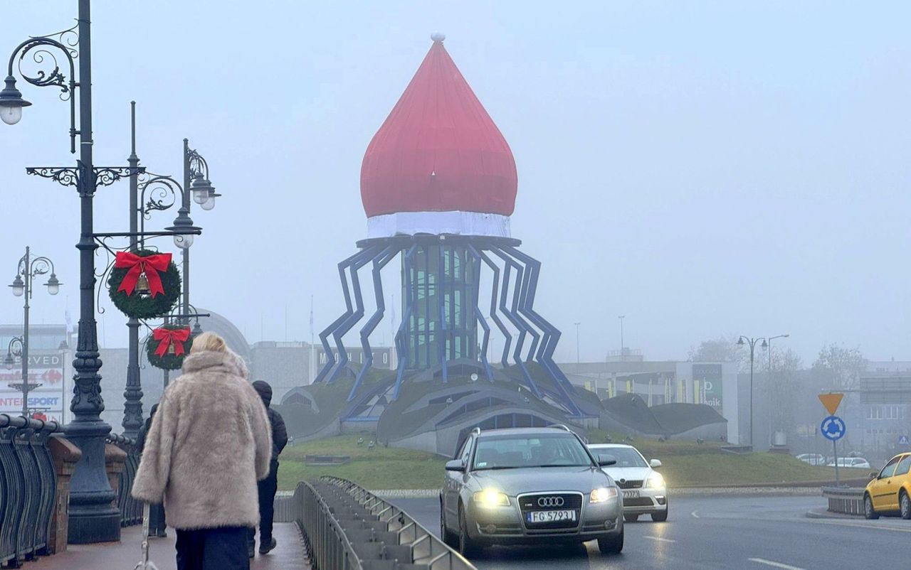 Gorzów: Ogromna czapka Mikołaja zawisła na Dominancie