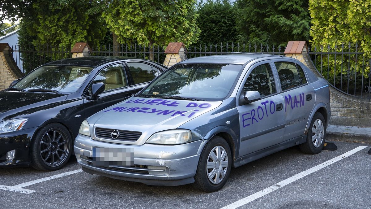 Opel Astra z fioletowymi napisami sprayem na karoserii