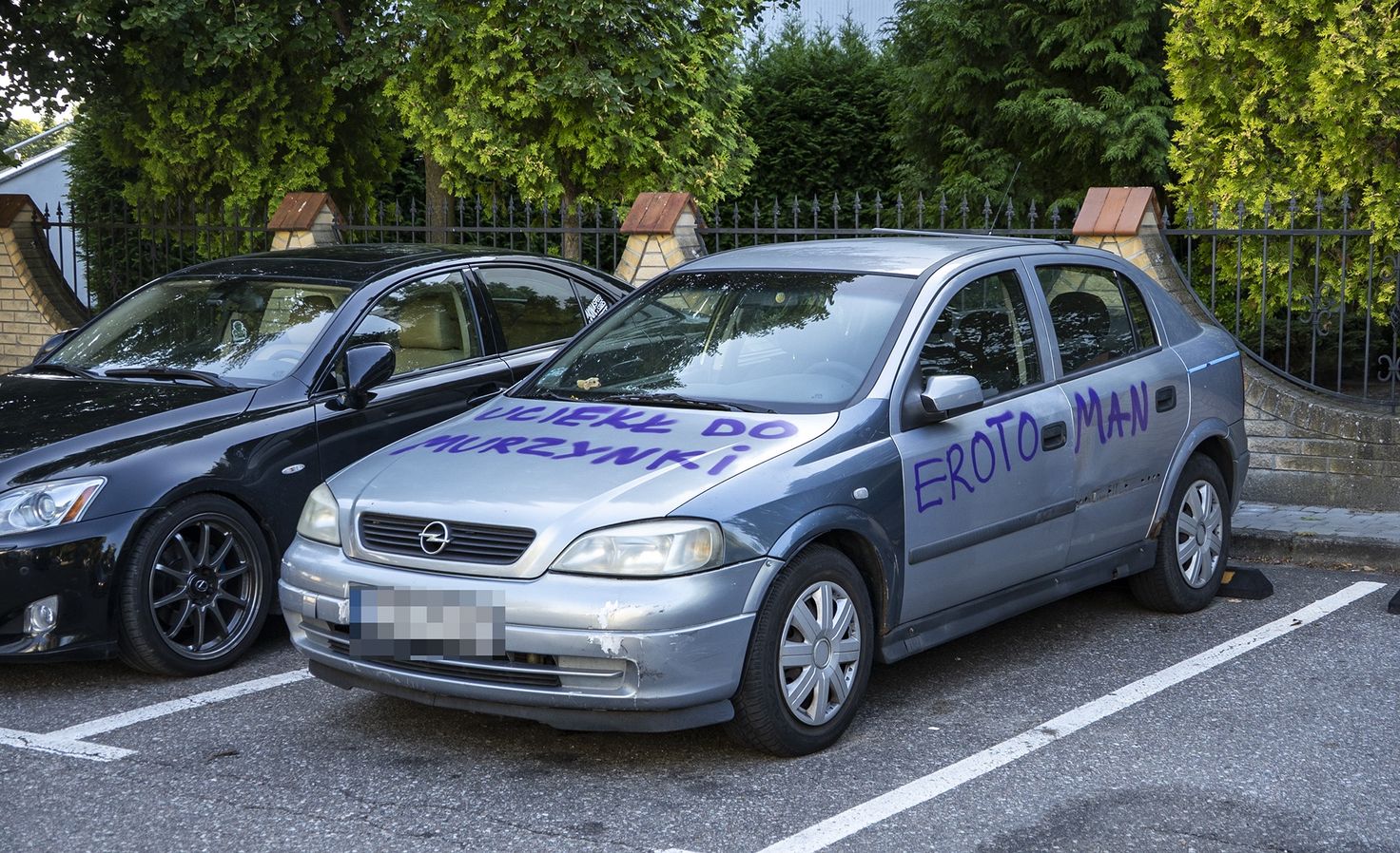 Piła: Ktoś popisał sprayem samochód na parkingu przy pilskim kościele
