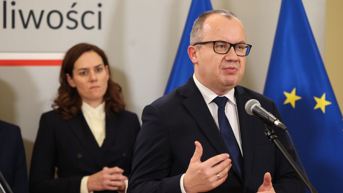 Warszawa, 13.12.2023. Minister sprawiedliwości, prokurator generalny Adam Bodnar podczas briefingu prasowego i prezentacji kierownictwa Ministerstwa Sprawiedliwości, 13 bm. w siedzibie resortu w Warszawie. (mr) PAP/Szymon Pulcyn