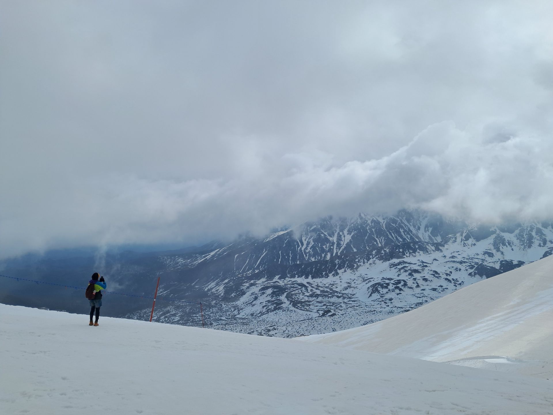 Ośnieżone Tatry widziane z Kasprowego Wierchu wyglądają obłędnie