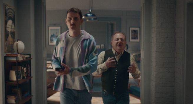 Robert Makłowicz z Dawidem Podsiadło reklamują aplikację mobilną banku Credit Agricole