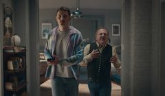 Robert Makłowicz z Dawidem Podsiadło reklamują aplikację mobilną banku Credit Agricole