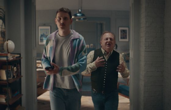 Robert Makłowicz z Dawidem Podsiadło reklamują aplikację mobilną banku Credit Agricole