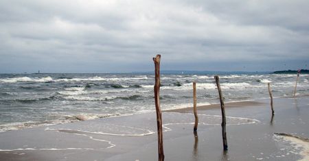 Sztorm nad Bałtykiem. IMGW ostrzega mieszkańców i turystów
