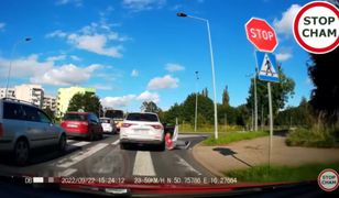 Pasażer wypadł z auta. Potem ruszył w kierunku kierowcy