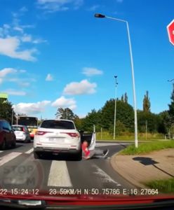 Pasażer wypadł z auta. Potem ruszył w kierunku kierowcy