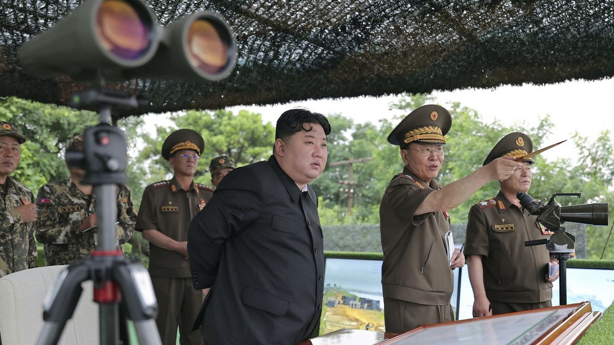 Kim Dzong Un ogl?da strzelanie artylerii
This picture taken on July 23, 2025 and released from North Korea's official Korean Central News Agency (KCNA) via KNS on July 24, 2025 shows North Korean leader Kim Jong Un (C) observing a firing contest among artillery sub-units of large combined units of the Korean People's Army, at an undisclosed location in North Korea. (Photo by KCNA VIA KNS / AFP) / South Korea OUT / ---EDITORS NOTE--- RESTRICTED TO EDITORIAL USE - MANDATORY CREDIT "AFP PHOTO/KCNA VIA KNS" - NO MARKETING NO ADVERTISING CAMPAIGNS - DISTRIBUTED AS A SERVICE TO CLIENTS / THIS PICTURE WAS MADE AVAILABLE BY A THIRD PARTY. AFP CAN NOT INDEPENDENTLY VERIFY THE AUTHENTICITY, LOCATION, DATE AND CONTENT OF THIS IMAGE --- /
STR
