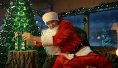 Oburzenie na reklamę Łomży z Karolakiem jako Mikołajem. "Milczenie marki tylko pogłębia kryzys"