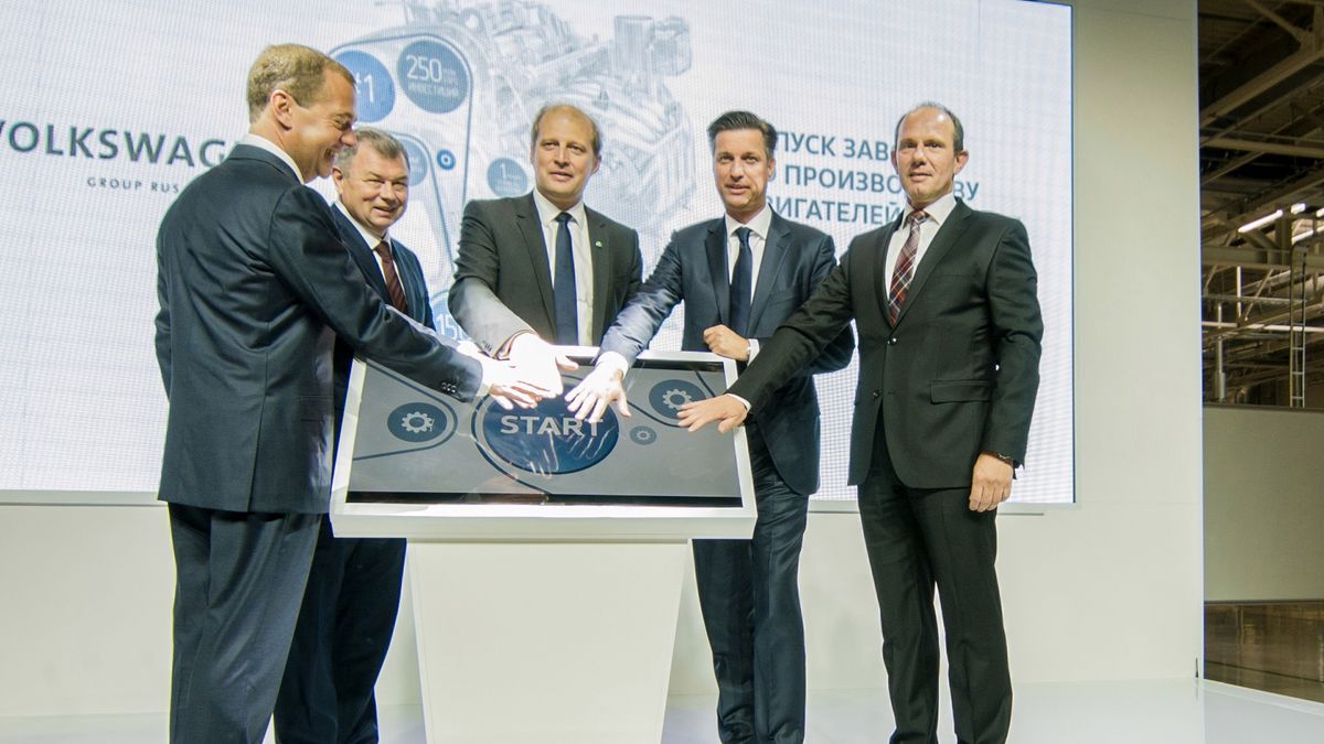 Dmitrij Miedwiediew, ówczesny premier Rosji oraz osoby z zarządu Volkswagena podczas uruchomienia fabryki Volkswagena w mieście Kaługa w kwietniu 2015 roku