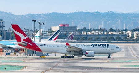 Linie lotnicze Qantas poprosiły kierowników, by zamienili biura na pracę przy obsłudze bagażu