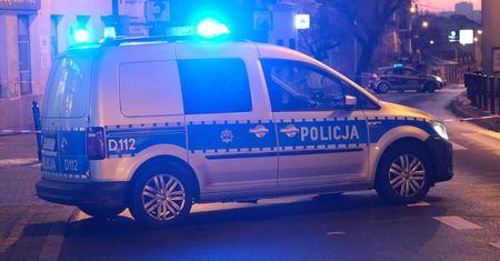 Woda z pękniętego wodociągu podmyła asfalt i pobliską kamienicę, która częściowo się zawaliła. Ulica w centrum zamknięta dla ruchu