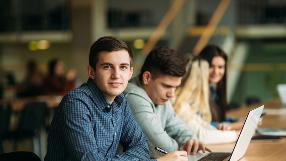 school szkoła uczniowie students nauka zdalna studia liceum uczeń student