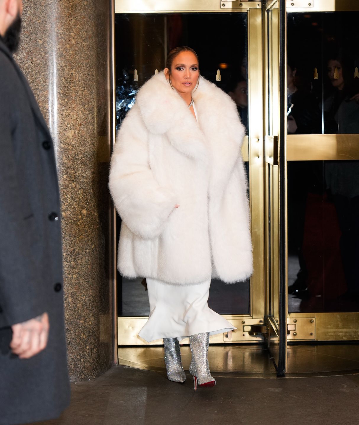 Jennifer Lopez w gigantycznym futrze paraduje po Nowym Jorku