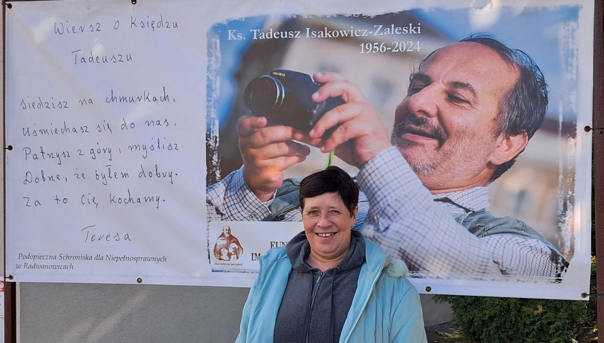 Teresa przy tablicy upamiętniającej ks. Isakowicza-Zaleskiego. To ona napisała umieszczony na niej wiersz