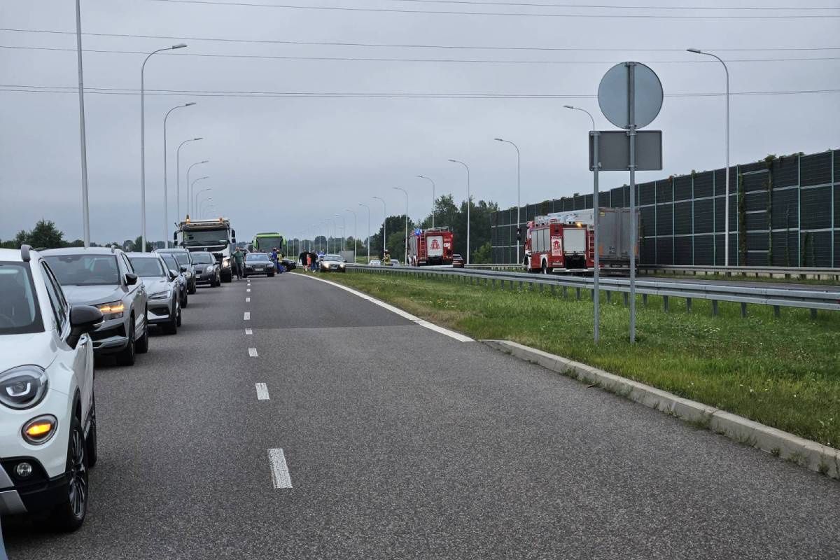 Subaru wbiło się w tył samochodu ciężarowego na wjeździe do Lublina