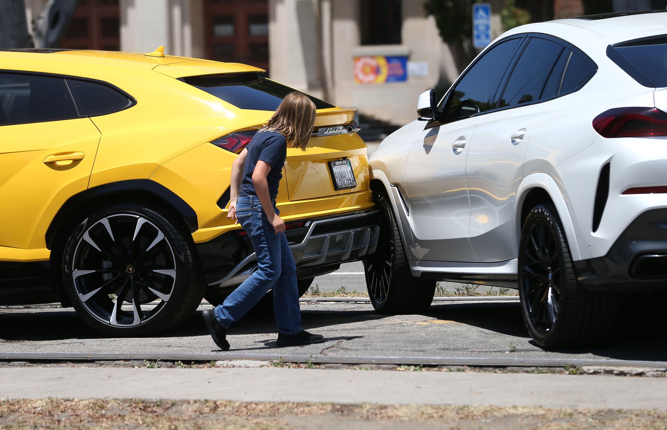 Syn Bena Afflecka zjeżdża Lamborghini w przód SUV-a BMW