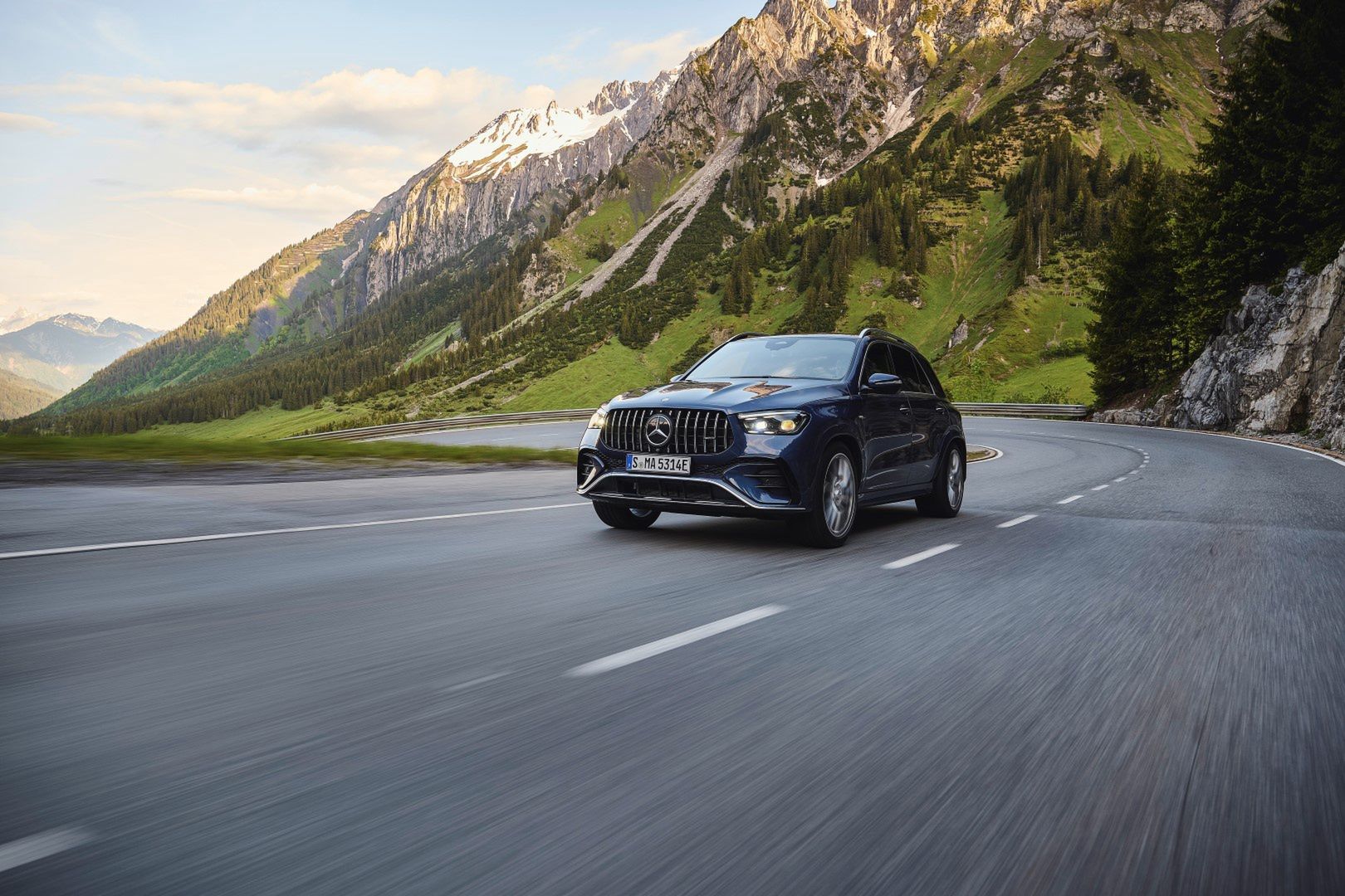Test Drive Mercedes-AMG E 53 HYBRID & Mercedes-AMG GLE 53 HYBRID
Mercedes-Benz AG, Communications & Marketing, photo by Deniz Calagan on behalf of Mercedes-Benz AG
Mercedes-AMG; Performance and efficiency in a new combination: the Mercedes-AMG E 53 HYBRID 4MATIC+; MediaSite; Saloon; Press Releases sorted by years; 06 - 2024; PKW Mercedes AMG - AKTUELL; Mercedes-AMG Limousine - T-Modell - Coupé (2 Türen) - Cabriolet; Press Archives; Pre-Media; Hybrid; Pressemitteilungen;  Mercedes-Maybach ; W213 - Mercedes-AMG E 53 HYBRID 4MATIC+ - 2023; W213 - Mercedes-AMG E 53 HYBRID 4MATIC+ Limousine - 2023; E-Class; 2024;  Mercedes-AMG ;  smart ; Mercedes-Benz Pkw
