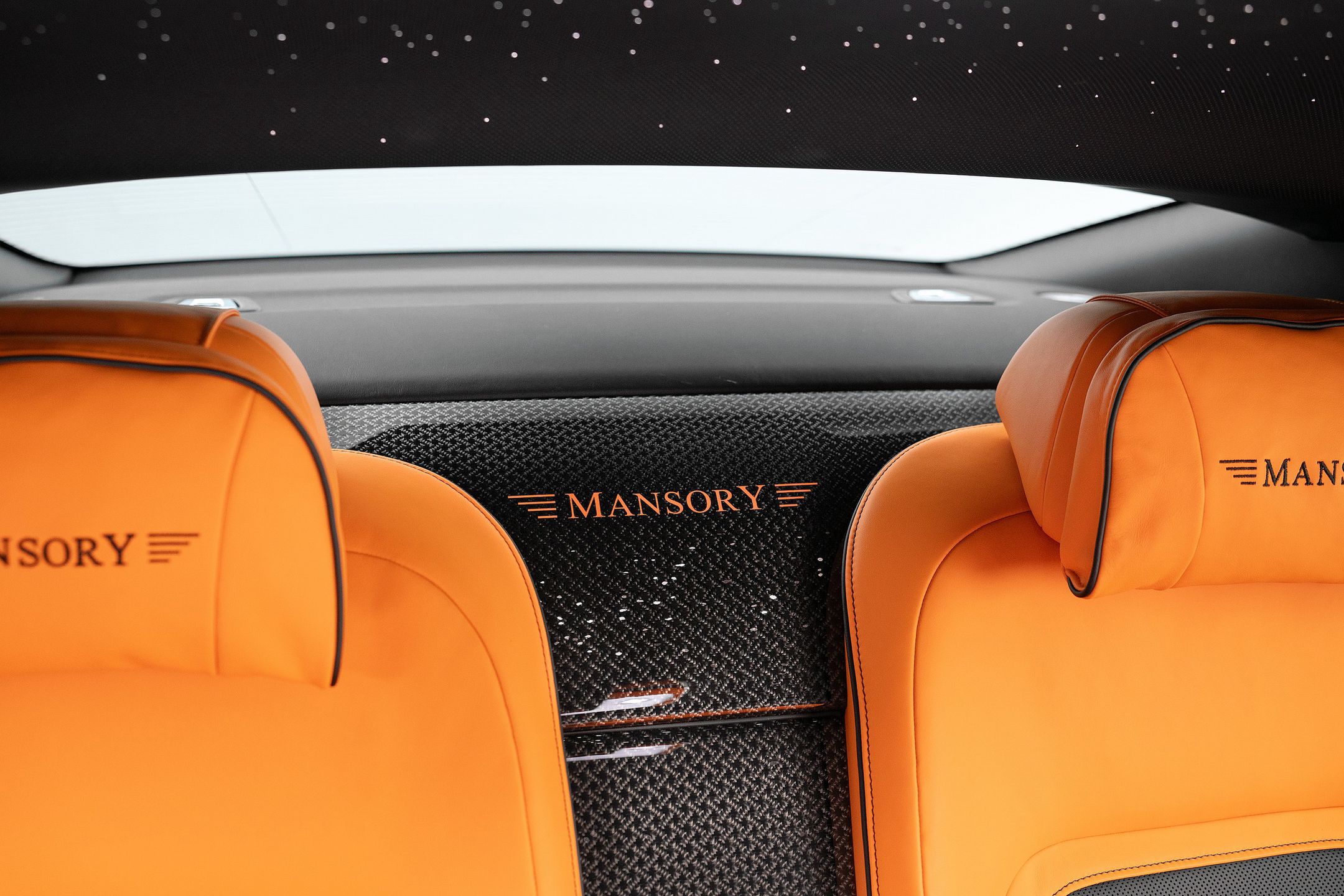 Wnętrze Rolls-Royce'a Spectre od Mansory wypełnione jest włóknem węglowym
