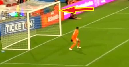 #dziejesiewsporcie: bramkarz tylko patrzył, jak leci piłka. Co za gol!