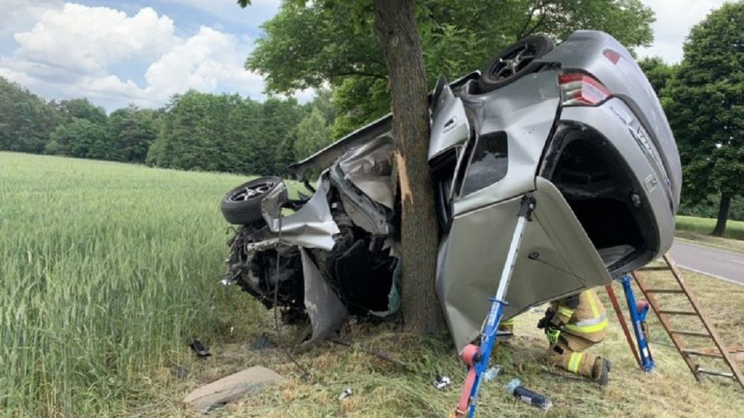 Auto owinęło się wokół drzewa