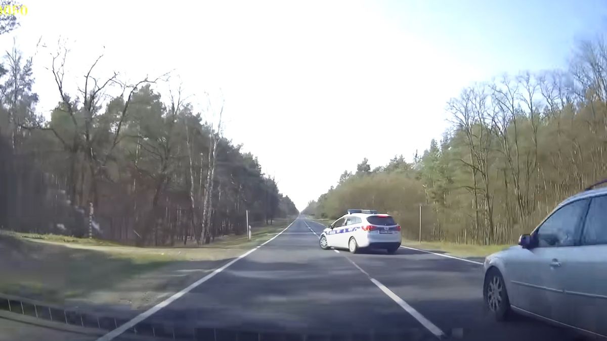 Radiowóz skręcający w lewo w czasie wyprzedzania