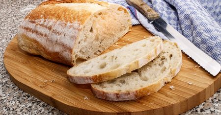 Weź serek wiejski i kilka składników. Z łatwością zrobisz smaczny chleb