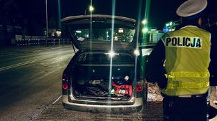 Sześć osób w samochodzie. Szósty pasażer jechał w bagażniku