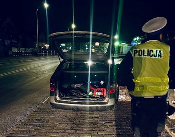 Sześć osób w samochodzie. Szósty pasażer jechał w bagażniku