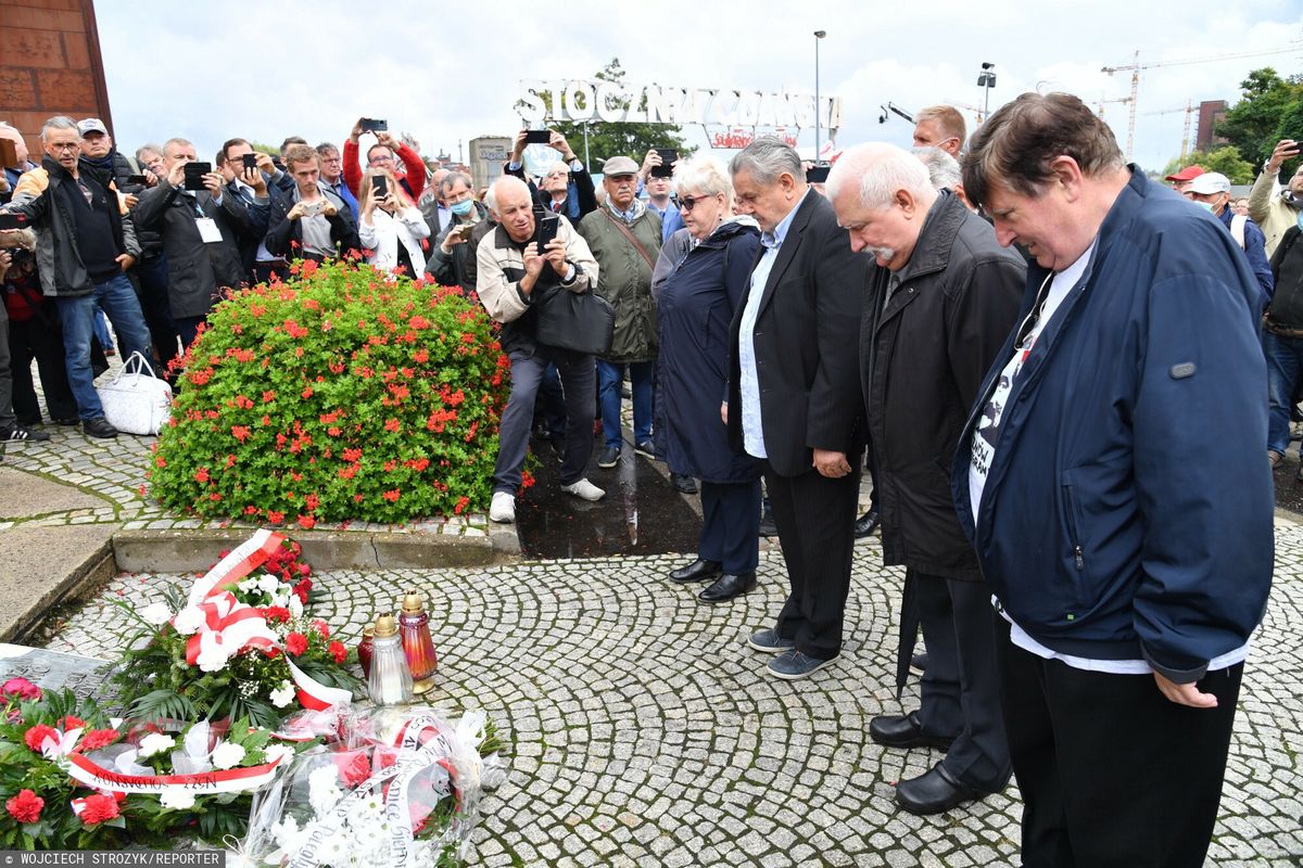 
Obchody Sierpnia '80. Lech Wałęsa pod bramą Stoczni Gdańskiej: "Dziś walczymy z ludźmi, którzy niszczą nasz pomysł" 