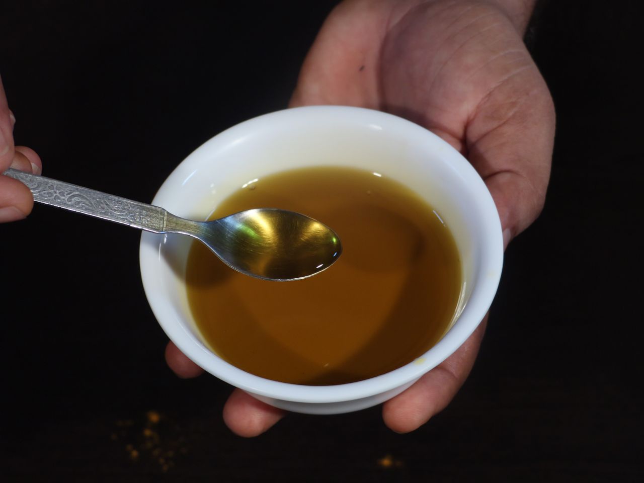 Twój organizm dosłownie błaga o ten olej. Wspiera serce i układ hormonalny