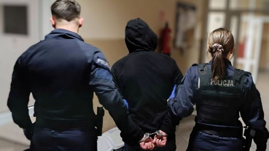 45-latek podpalił drewniany krzyż