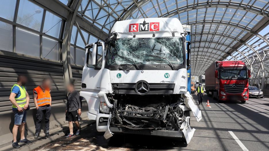 Warszawa. Trasa S8. Zderzenie dwóch pojazdów ciężarowych i spore utrudnienia