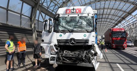 Warszawa. Trasa S8. Zderzenie dwóch pojazdów ciężarowych i spore utrudnienia