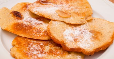 Miksuję płatki owsiane i za chwilę smażę pyszne placki. To idealny pomysł na śniadanie