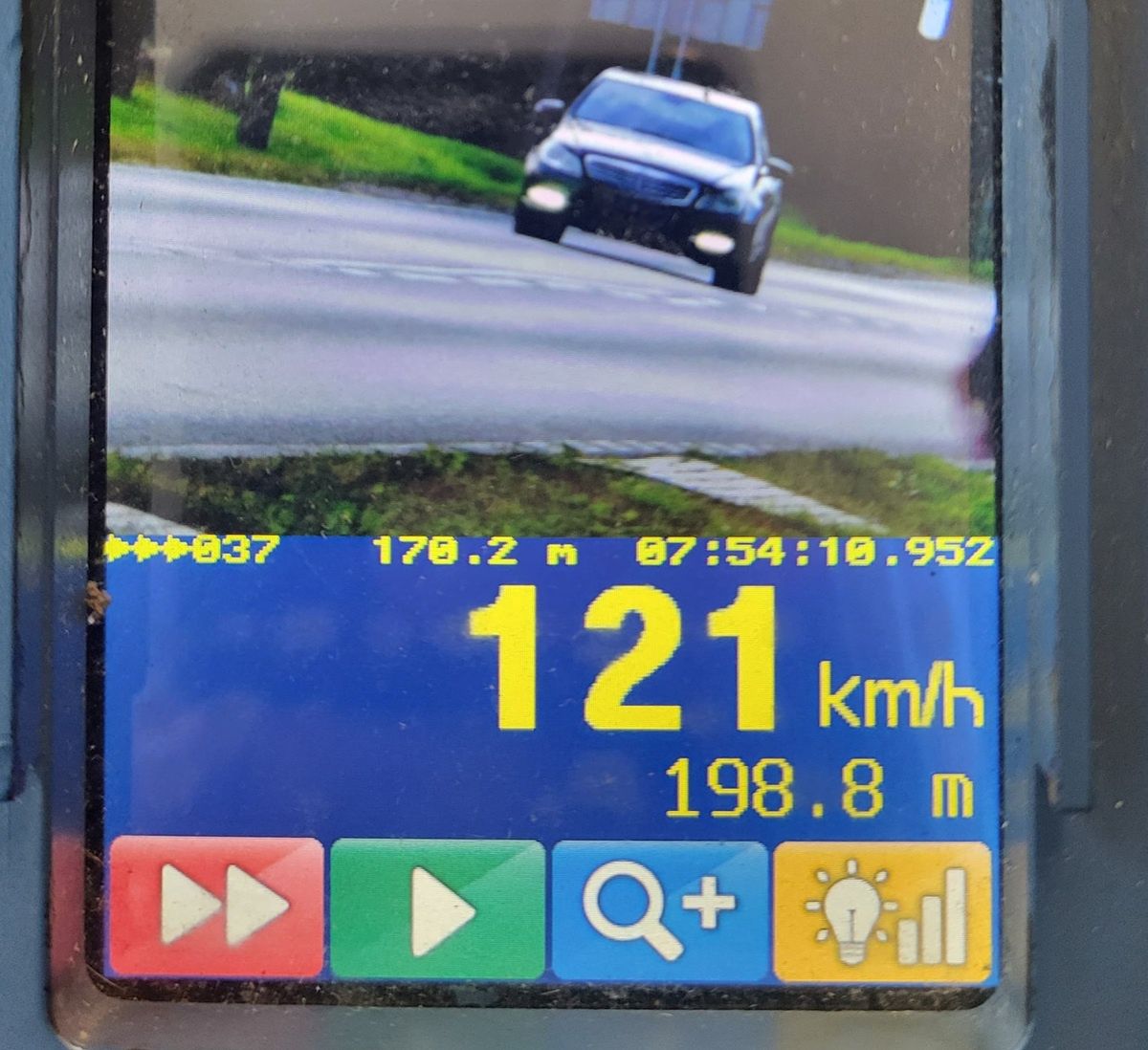 Kierowca mercedesa pędził 121 km/h w terenie zabudowanym. Stracił prawo jazdy!