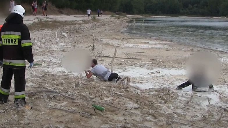 Polskie Malediwy. Dwóch mężczyzn utknęło w szlamie