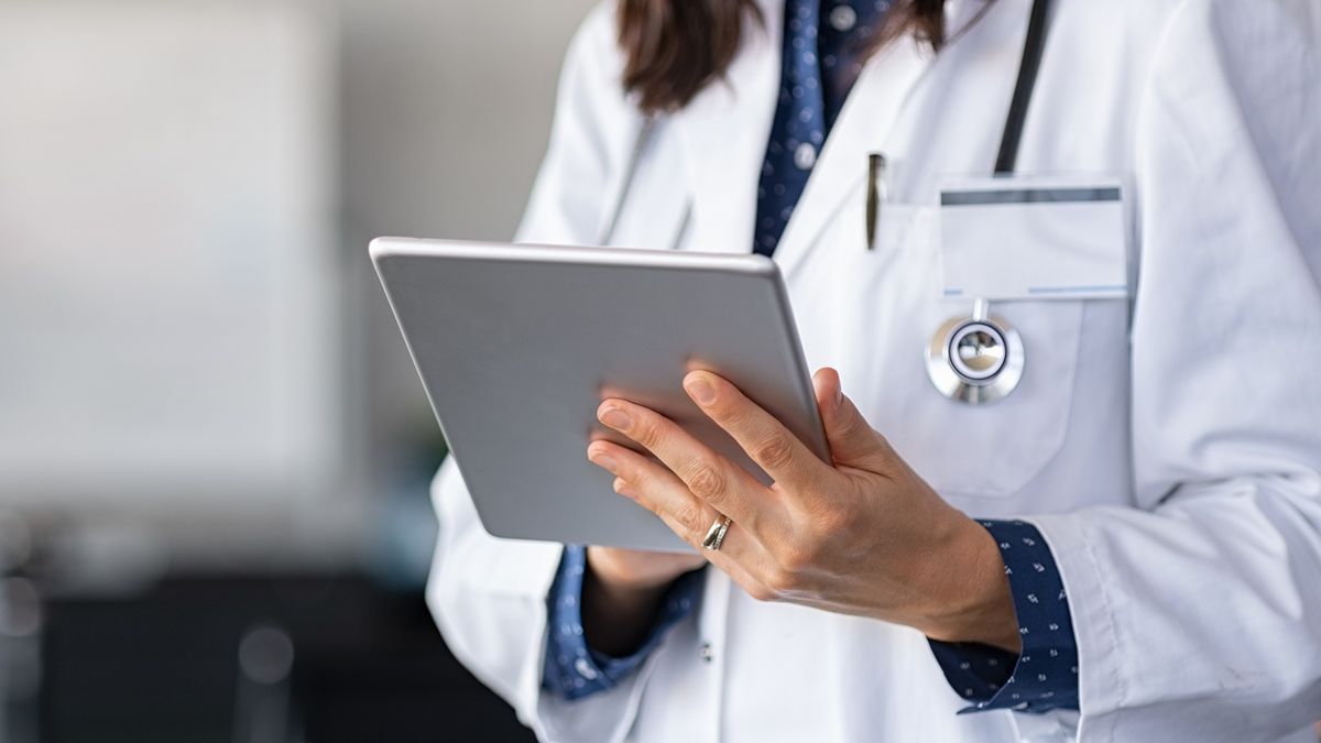 Doctor using digital tablet
Close up of woman doctor hands using digital tablet at clinic. Closeup of female doctor in labcoat and stethoscope holding digital tablet, reading patient report. Hands holding medical report, copy space.
Ridofranz