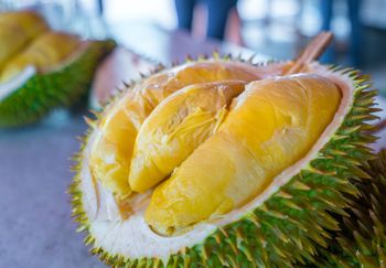 Jak wygląda durian, a jak jackfruit? Sprawdź wiedzę w krzyżowce o owocach