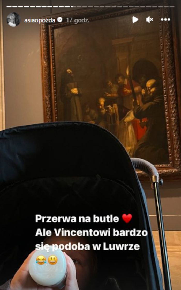 Joanna Opozda i mały Vincent zwiedzają muzeum w Luwrze